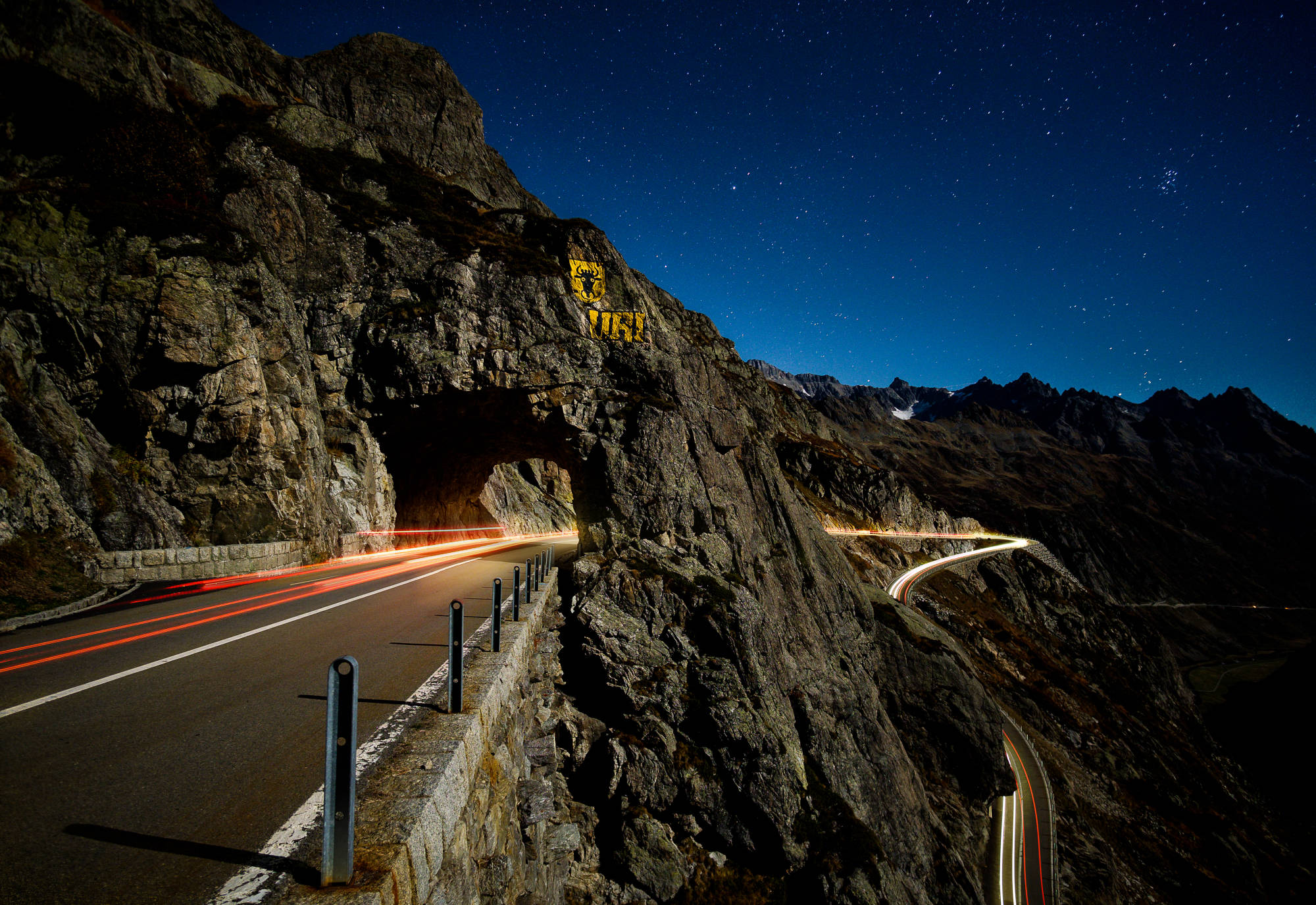 Strasse durch die Urner Berglandschaft bei Nacht